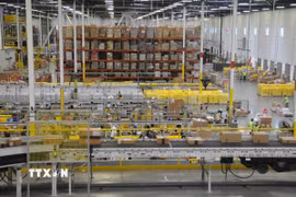 Quang cảnh trung tâm dịch vụ của Amazon tại Tracy, Mỹ. (Ảnh: THX/TTXVN)