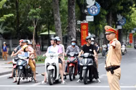 Lực lượng Cảnh sát Giao thông tổ chức điều tiết, phân luồng giao thông tại các nút giao thông trọng điểm đảm bảo an toàn giao thông thông suốt. (Ảnh: Phạm Kiên/TTXVN)
