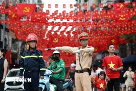 Cán bộ, chiến sỹ Cảnh sát giao thông làm nhiệm vụ phân luồng, điều tiết giao thông tại tuyến phố Nguyễn Thái Học-Hùng Vương. (Ảnh: Phạm Kiên/TTXVN)