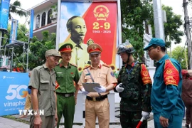 Các lực lượng họp bàn triển khai phương án đảm bảo An ninh trật tự, an toàn giao thông cho Lễ tổng hợp luyện lần 1. (Ảnh: Phạm Kiên/TTXVN)