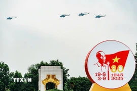 Biên đội máy bay trực thăng bay trên khu vực Quảng trường Ba Đình. (Ảnh: Phạm Tuấn Anh/TTXVN)