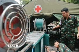 Chuẩn bị thuốc, dụng cụ y tế sẵn sàng cho công tác sơ cứu, cấp cứu tại trạm cấp cứu quân y. (Ảnh: Minh Quyết/TTXVN)