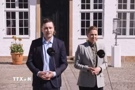 Thủ tướng Đan Mạch Mette Frederiksen (phải) và Thủ hiến Greenland Jens-Frederik Nielsen trong cuộc họp báo tại Marienborg (Đan Mạch) tháng 4/2025. (Ảnh: THX/TTXVN)