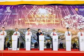 Các đại biểu thực hiện nghi thức khởi công Dự án Khu công nghiệp Phú Hà. (Ảnh: Trung Nguyên/TTXVN)