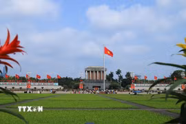 Lăng Chủ tịch Hồ Chí Minh là nơi thu hút đông đảo người dân đến tham quan. (Ảnh: Tuấn Anh/TTXVN)