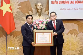 Chủ tịch Quốc hội Trần Thanh Mẫn trao tặng Huân chương Lao động hạng Nhất cho đồng chí Nguyễn Doãn Anh, Phó Chủ tịch Quốc hội. (Ảnh: Doãn Tấn/TTXVN)