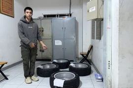 Đối tượng Trần Chiêu Bình cùng tang vật tại cơ quan Công an. (Ảnh: Công an cung cấp)