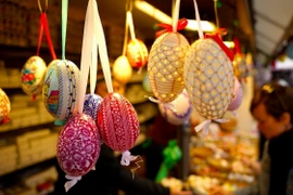 Trứng Phục sinh được bày bán tại chợ Phục sinh ở Praha, Cộng hòa Séc. (Ảnh: THX/TTXVN)