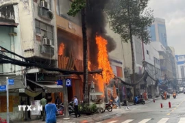 Hiện trường vụ cháy tại trung tâm Thành phố Hồ Chí Minh. (Ảnh: TTXVN phát)