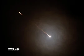 Vệt sáng trên bầu trời thành phố Nablus, Bờ Tây khi tên lửa được phóng từ lãnh thổ Iran về phía Israel. (Ảnh: THX/TTXVN)