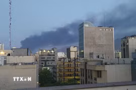 Khói bốc lên sau cuộc tấn công tại Tehran, Iran. (Ảnh: THX/TTXVN)