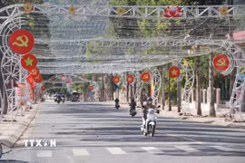 Ra quân làm đường giao thông nông thôn ở thôn Măng La xã Ngọk Bay thành phố Kon Tum (Kon Tum). (Ảnh: Cao Nguyên/TTXVN)