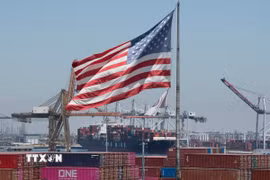 Quang cảnh cảng hàng hóa Long Beach, California, Mỹ. (Ảnh: AFP/TTXVN)