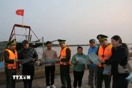 Các hành viên Tổ bầu cử số 10, phường Đồ Sơn và Đồn Biên phòng Đồ Sơn tuyên truyền cho ngư dân thông tin về bầu cử. (Ảnh: Minh Thu/TTXVN)