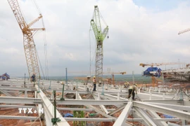 Nhân lực, phương tiện thi công hệ thống thép mái nhà sân bay Long Thành. (Ảnh: Công Phong/TTXVN)