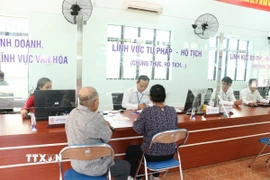 Người dân đến làm thủ tục hành chính ngày đầu vận hành thử tại phường Chánh Hiệp (phường mới), thành phố Thủ Dầu Một. (Ảnh: Dương Chí Tưởng/TTXVN)