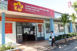 Người dân đến làm thủ tục hành chính ngày đầu vận hành thử tại phường Chánh Hiệp (phường mới), thành phố Thủ Dầu Một. (Ảnh: Dương Chí Tưởng/TTXVN)
