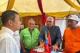Đại sứ Vũ Trung Mỹ trao đổi với lãnh đạo bang Portuguesa bên lề Hội chợ quốc tế PÁEZ 2025. (Ảnh: TTXVN phát)