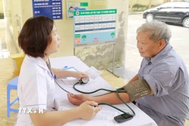 Khám bệnh miễn phí cho người cao tuổi tại Trạm y tế phường Xuân Hòa, thành phố Phúc Yên (Vĩnh Phúc). (Ảnh: Hoàng Hùng/TTXVN)