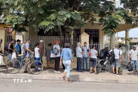 Người cao tuổi Cuba xếp hàng tại một cửa hàng bánh mỳ ở thủ đô La Habana, Cuba. (Ảnh: Việt Hùng/TTXVN)