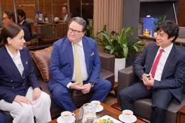 Ông Marc Knapper, cựu Đại sứ Hoa Kỳ tại Việt Nam, trao đổi với lãnh đạo Meey Group hôm 4/5. (Ảnh: Meey Group)