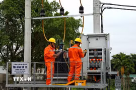 Công nhân Tổng Công ty Điện lực thành phố Hà Nội vận hành cung cấp điện cho các phụ tải trên địa bàn. (Ảnh: Ngọc Hà/TTXVN)