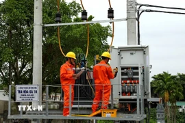 Công nhân Tổng Công ty Điện lực thành phố Hà Nội vận hành cung cấp điện cho các phụ tải trên địa bàn. (Ảnh: Ngọc Hà/TTXVN)