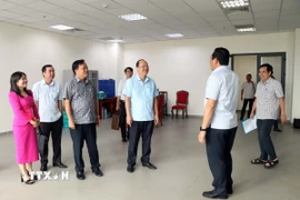 Lãnh đạo tỉnh Bạc Liêu và Cà Mau khảo sát thực tế trụ sở, nơi làm việc bố trí cho cán bộ, công chức sau hợp nhất. (Ảnh: Kim Há/TTXVN)
