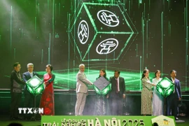 Các đại biểu thực hiện nghi thức khai mạc Lễ hội Du lịch Hà Nội năm 2025. (Ảnh: Khánh Hòa/TTXVN)