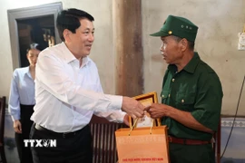 Chủ tịch nước Lương Cường tặng quà người có công tại huyện Thường Xuân, Thanh Hóa. (Ảnh: Lâm Khánh/TTXVN)