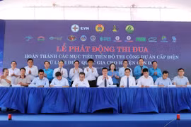 Ký kết giao ước thi đua. (Ảnh: Trung Hiếu/TTXVN)