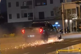 Ôtô kéo lê xe máy. (Ảnh cắt từ clip)