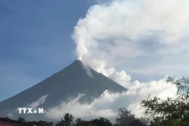 Núi lửa Mayon ở tỉnh Albay, Philippines phun khói bụi, ngày 8/6/2023. (Ảnh: AFP/TTXVN)