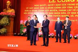 Thượng tướng Trịnh Văn Quyết (phải), Bí thư Trung ương Đảng, Chủ nhiệm Tổng cục Chính trị QĐND Việt Nam, trao Quyết định của Trung ương chỉ định chức danh Bí thư Tỉnh ủy Tuyên Quang (mới) cho ông Hầu A Lềnh. (Ảnh: Quang Cường/TTXVN)