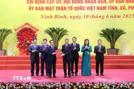 Ông Lê Minh Hưng, Ủy viên Bộ Chính trị, Bí thư Trung ương Đảng, Trưởng Ban Tổ chức Trung ương, trao Quyết định của Thủ tướng Chính phủ về việc chỉ định Chủ tịch, Phó Chủ tịch UBND tỉnh Ninh Bình (mới). (Ảnh: Đức Phương/TTXVN)