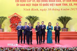 Ông Lê Minh Hưng, Ủy viên Bộ Chính trị, Bí thư Trung ương Đảng, Trưởng Ban Tổ chức Trung ương, trao Quyết định của Thủ tướng Chính phủ về việc chỉ định Chủ tịch, Phó Chủ tịch UBND tỉnh Ninh Bình (mới). (Ảnh: Đức Phương/TTXVN)