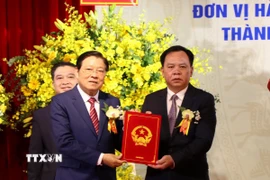 Ông Phan Đình Trạc (trái) trao Quyết định của Thủ tướng Chính phủ chỉ định ông Võ Tấn Đức, Phó Bí thư Tỉnh ủy, giữ chức Chủ tịch UBND tỉnh Đồng Nai (mới). (Ảnh: Sỹ Tuyên/TTXVN)