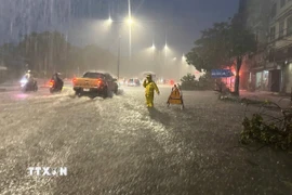 Nhân viên Công ty TNHH Một thành viên Thoát nước Hà Nội ứng trực tiêu thoát nước. (Ảnh: Nguyễn Thắng/TTXVN)