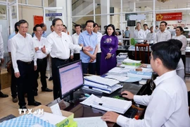 Chủ tịch Quốc hội Trần Thanh Mẫn thăm và làm việc tại Trung tâm hành chính phường Ninh Kiều. (Ảnh: Doãn Tấn/TTXVN)