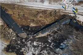 Sáu toa tàu chở khí propan hóa lỏng đã trật bánh và bốn toa rơi xuống sông ở Mansfield. (Nguồn: CT Public)