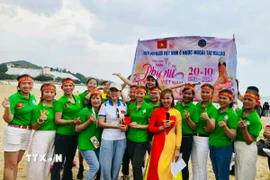 Các chị em thuộc Hiệp hội người Việt Nam ở nước ngoài tại Macau hào hứng tham gia hoạt động kỷ niệm ngày 20/10. (Ảnh: TTXVN phát)