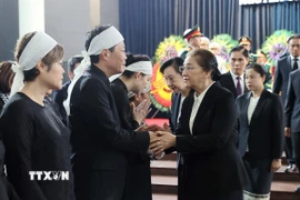 Phó Chủ tịch nước Lào Pany Yathotou chia buồn cùng gia đình nguyên Chủ tịch nước Trần Đức Lương. (Ảnh: TTXVN)