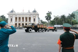 Đoàn xe chuyển linh cữu nguyên Chủ tịch nước Trần Đức Lương đi qua Quảng trường Cách mạng tháng Tám. (Ảnh: Minh Quyết/TTXVN)