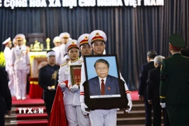 Nghi thức rước ảnh nguyên Chủ tịch nước Trần Đức Lương, bắt đầu lễ di quan. (Ảnh: TTXVN)