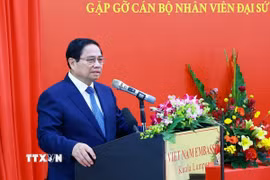 Thủ tướng Phạm Minh Chính phát biểu tại buổi gặp cán bộ, nhân viên, Đại sứ quán và đại diện cộng đồng người Việt Nam tại Malaysia. (Ảnh: Dương Giang/TTXVN)