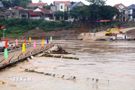 Việc đóng cầu phao Phong Châu là cần thiết nhằm đảm bảo an toàn cho đến khi có thông báo mới. (Ảnh: Tạ Toàn/TTXVN)