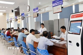 Trung tâm Phục vụ hành chính công xã Mộ Đức giải quyết hồ sơ cho hàng chục người dân mỗi ngày. (Ảnh: Đinh Hương/TTXVN)
