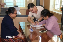 Nhân viên Trung tâm phục vụ hành chính công xã Duy Xuyên, thành phố Đà Nẵng, hướng dẫn người dân thực hiện các yêu cầu về thủ tục hành chính. (Ảnh: Đoàn Hữu Trung/TTXVN)