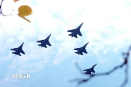 Biên đội 5 máy bay tiêm kích Su-30MK2 diễn tập bay theo đội hình mũi tên, chuẩn bị cho đại lễ A80. (Ảnh: An Đăng/TTXVN)