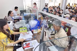 Người dân giải quyết thủ tục hành chính tại Trung tâm Phục vụ hành chính công thành phố Cần Thơ. (Ảnh: Thanh Liêm/TTXVN)